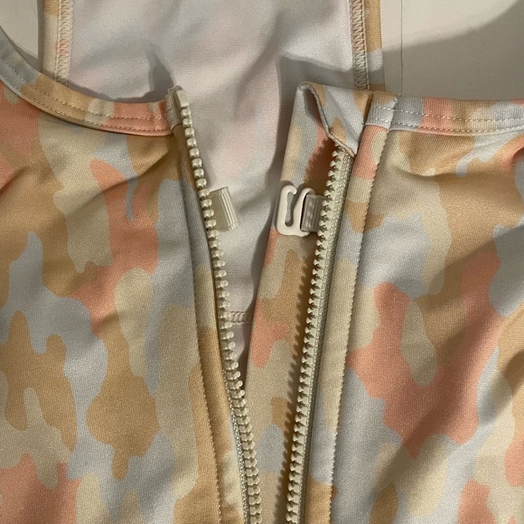 Fabletics Pastel Camo Zip Front Sports Bra Yoga Running Racerback Top Size M - Picture 3 of 9